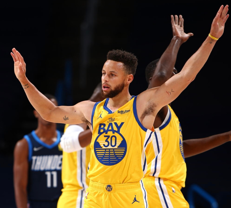  库里单场14记三分破纪录，勇士狂胜雷霆53分  